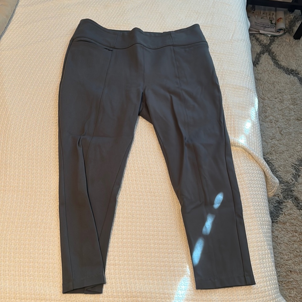 Betabrand XXL short petite skinny leg pants in grey. Has 4 pockets!!